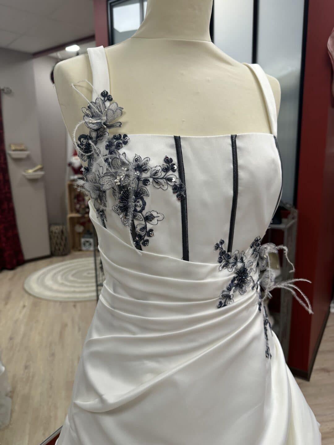 Robe de mariée BORDEAUX gris anthracite – Image 2