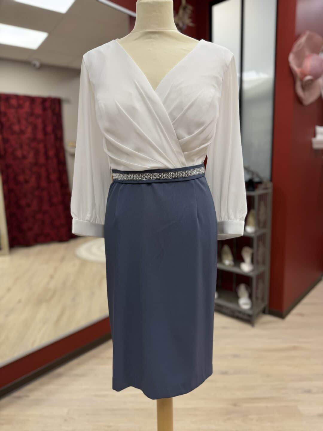 Robe de Cocktail Blanc/Gris bleu col V – Image 2